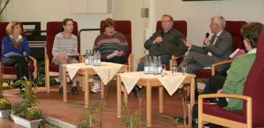 Diskussion auf Augenhöhe (von links): Barbara Schirmer (LWL-Wohnverbund Lippstadt) und die Beiratsmitglieder Christiane Heinze und Anita Kempkensteffen, die Behindertenbeauftragten Siegfried Dobel (Kreis Soest) und Norbert Killewald (Land NRW) sowie Karla Seehausen (LWL-Wohnverbund Warstein). <br>Foto: LWL/Brinkmann