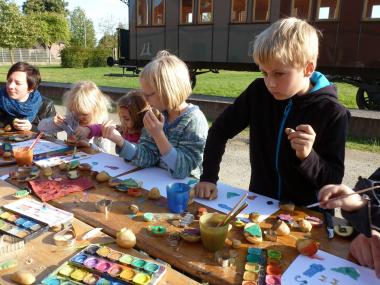 Mitmachstationen der Museumspädagogik: Kinder beim Kartoffeldruck. <br>Foto: LWL