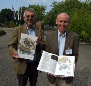 Dr. Joachim Weiss (li.), Vorsitzender der Nordrhein-Westfälischen Ornithologengesellschaft, und Dr. Alfred Hendricks, Leiter des LWL-Museums für Naturkunde, stellen erstmals den Brutvogelatlas der Öffentlichkeit vor. <br>Foto: LWL/Fialla