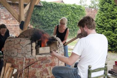 Glasmacher bei der Arbeit am Perlenofen. <br>Foto: LWL / A. Hudemann