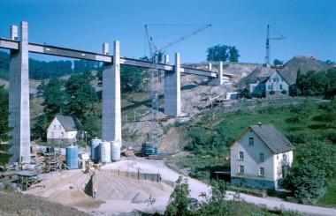 ¿Bau der Doppelstockbrücke Dumicketal über das 1965 geflutete Biggetal mit Blick auf die später abgerissene Ortschaft Imminghausen, 1961.¿   <br>Foto: LWL/Hild