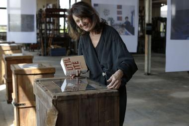 Ellen Korth in der Ausstellung ¿Utilité¿. <br>Foto: Ellen Korth/Marquardt