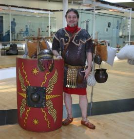 In voller Rüstung geht es am Sonntag durch das LWL-Römermuseum - hautnah auf den Spuren der Legionäre. <br>Foto: LWL
