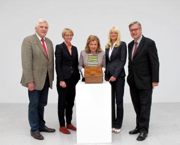 Begutachteten die prachtvolle Prunkkassette: Museumsdirektor Dr. Hermann Arnhold (v.r.n.l.), LWL-Kulturdezernentin Dr. Barbara Rüschoff-Thale, Kuratorin Dr. Angelika Lorenz, Regierungsvizepräsidentin Dorothee Feller und Kulturdezernent der Bezirksregierung Münster, Hans-Peter Boer. <br>Foto: LWL