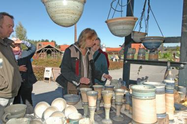 Die Stände der Keramiker locken mit vielfältigen Angeboten. <br>Foto: LWL