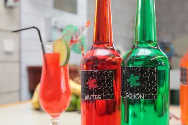 Bunt und lecker werden die Kindercocktails in der Glashütte Gernheim.<br> Foto:  LWL<br />