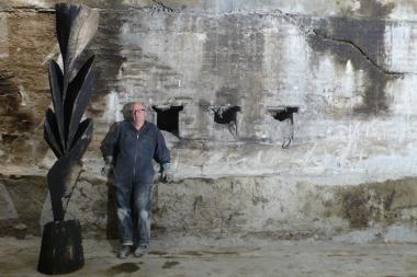 Karl Manfred Rennertz mit einer seiner Skulpturen im Untergeschoss der Gebläsehalle. <br>Foto: LWL 