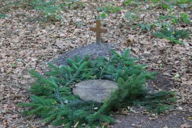 Ein Mustergrab im Friedwald Münsterland in Freckenhorst (Kreis Warendorf). Die Asche der Verstorbenen wird unter einem ausge-wählten Baum beigesetzt. Die Grabpflege übernimmt die Natur. <br>Foto: LWL/Nunes Matias