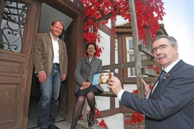 Freuen sich auf die "Dorfgeschichten 2013" mit Andrea Sawatzki (v. l.): LWL-Museumsdirektor Prof. Dr. Jan Carstensen, Dr. Brigitte Labs-Ehlert, Künstlerische Leiterin und Geschäftsführerin des Literaturbüros Ostwestfalen-Lippe, sowie Hans Laven, Vorstandsvorsitzender der Sparkasse Paderborn-Detmold. <br>Foto: LWL/Jähne