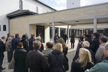 Experten und Fachleute aus den Bereichen Stadtplanung, Architektur und Denkmalpflege haben sich zum LWL-Stadtspaziergang ¿Baukultur in Coesfeld¿ zusammengefunden und betrachten gemeinsam verschiedene Architekturbeispiele. Zu sehen ist hier der Neubau des Pfarrzentrums Anna-Katharina. <br>Foto: LWL/Djahanschah