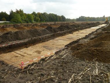 Nach Abtrag des Oberbodens konnten die Archäologen schnell feststellen, ob das Mittelalters tiefere Spuren als Bodenverfärbungen hinterlassen hat. <br>Foto: LWL/Baales