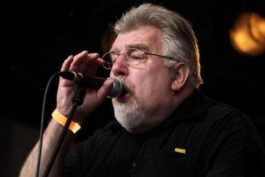 Harmonica Pete (Peter Sterner) bringt mit seiner Band den Blues in die Maschinenhalle des Schiffshebewerks. Foto: privat