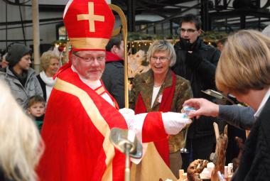 Restaurator Felix Brumann vom TextilWerk schlüpft auch dieses Jahr wieder ins Nikolaus-Kostüm. <br>Foto: LWL / Hüls