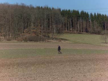 Seit einigen Jahrzehnten läuft Helmut Baldsiefen aus Netphen die Äcker des Siegerlandes ab und hat schon Dutzende steinzeitliche Fundstellen entdeckt, die ein ganz neues Licht auf die Siedlungsgeschichte der Region warfen.<br> Foto: LWL/M. Baales