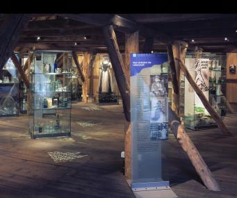 Gebrauchsglas in jeder Art und Form im Dachgeschoss der Korbflechterei. <br>Foto: LWL
