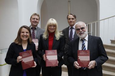 Präsentierten den neuen Band des "Historischen Handbuchs der jüdischen Gemeinschaften in Westfalen und Lippe" (v.l.): Prof. Dr. Susanne Freund (Universität Potsdam), Prof. Dr. Werner Freitag (Institut vergleichende Städtegeschichte), Dr. Barbara Rüschoff-Thale (LWL-Kulturdezernentin), Prof. Dr. Frank Göttmann (Universität Paderborn) und Prof. Dr. Wilfried Reininghaus (Vorsitzender der Kommission für Westfalen).<br>Foto: LWL/Beyer