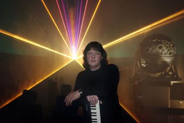 Elektronikmusiker Bernd Kistenmacher im LWL-Planetarium. <br>Foto: LWL/Oblonczyk