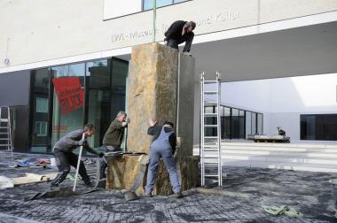 Steinmetze der Firma Schlüter beim Ausrichten der tonnenschweren Steinelemente der Skulptur ¿Granit (Normandie)¿ von Ulrich Rückriem. <br>Foto: LWL/Deiters-Keul