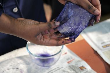 Färben mit Pflanzen: Dieses kräftige Lila stammt aus Holunderbeeren. <br>Foto: LWL /  Hudemann