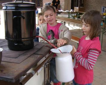 Kinder bereiten auf einer historischen Kochmaschine Marmelade selbst zu.<br> Foto: LWL