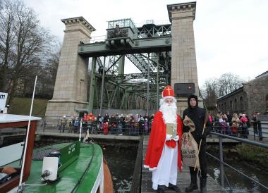 Der Nikolaus kommt mit der historischen Barkasse zu den Kindern ins LWL-Industriemuseum Schiffshebewerk Henrichenburg. <br>Foto: LWL/Appelhans