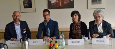 Beim Pressegespräch zur Tagung "Computer und Internet - Risiken und Chancen für die psychische Gesundheit" beantworteten (v.l.) Dr. Bert te Wildt vom LWL-Universitätsklinikum Bochum, Prof. Dr. Matthias Brand von der Universität Duisburg-Essen, Prof. Dr. Estrid Soerensen von der Ruhr-Universität Bochum und Prof. Dr. Stephan Herpertz, Direktor der Klinik für Psychosomatische Medizin und Psychotherapie des LWL-Universitätsklinikums Bochum.<br>Foto: LWL/Leetz
