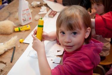 Junge Besucher können am Wochenende in der Kinderwerkstatt des LWL-Industriemuseums basteln. <br>Foto: LWL