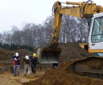 Noch beseitigen die Baggerschaufeln und die Grabungshelfer die obersten Erdschichten. Schon bald werden die LWL-Archäologen bis zu den Resten der Umwehrung des Hauptlagers vorgestoßen sein. <br>Foto: LWL/Tremmel<br />