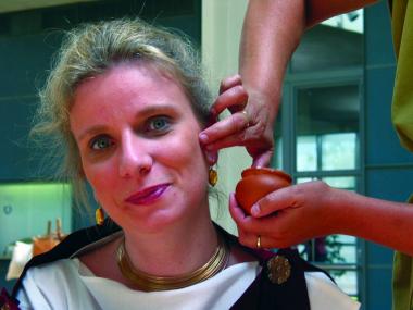 Die Farbe kommt nicht nur ins Gesicht, wenn sich mode- und schönheitsbewusste Besucher im LWL-Römermuseum in einem besonderen Workshop auf die Spuren der Antike begeben. <br>Foto: LWL