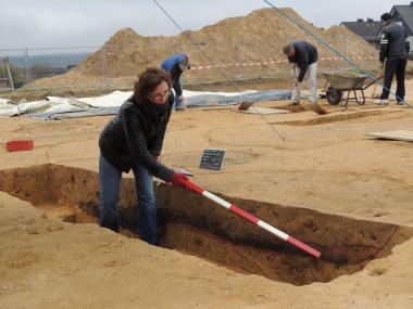 Grabungsleiterin Dr. Bettina Tremmel erläutert den Gästen vor Ort, welche archäologischen Informationen der Boden in Haltern preisgibt.  <br>Foto: LWL/Burgemeister