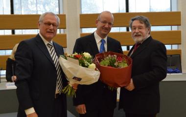 LWL-Direktor Dr. Wolfgang Kirsch (li.) und Landschaftsversammlungs-Vorsitzender Dieter Gebhard (re.) gratulierten Landesrat Tilmann Hollweg (Mitte) als Erste. <br>Foto: LWL/Leetz