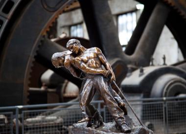 Eine Allegorie der schweren Arbeit schuf der französische Bildhauer Henri Louis Levasseur (1853-1934) mit der Skulptur zweier Männer, die ein Tau ziehen. <br>Foto: LWL/Weigl
