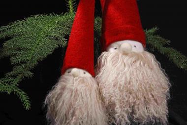  Rauschebart und Filzmütze ¿ zwei Kerle aus dem Sortiment des Weihnachtsmarktes in Lage. <br>Foto: LWL