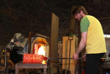 Glasmacher Torsten Rötzsch bei der Arbeit im Gernheimer Glasturm. <br>Foto: LWL/Holtappels