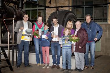 Museumsleiter Dr. Arnulf Siebeneicker (l.) und Stephan Quick (Mitte) mit den Gewinnern des Schätze-Wettbewerbs: Tom Scholbrock mit seiner Mutter (l.) und Alexander Lueg mit Familie. <br>Foto: LWL/Weigl 