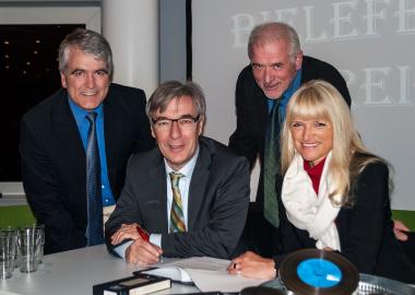 LWL-Kulturdezernentin Dr. Barbara Rüschoff-Thale und Dr. Udo Witthaus, Kulturdezernent der Stadt Bielefeld, haben die  Kooperationsvereinbarung unterzeichnet. Mit ihnen freuten sich Dr. Jochen Rath, L