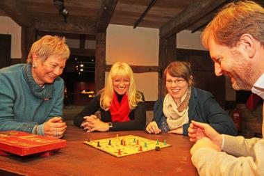 Eines der ¿Historischen Spiele¿ aus der gleichnamigen Ausstellung testeten (v. l.) Projektleiterin Katharina Schlimmgen, LWL-Kulturdezernentin Dr. Barbara Rüschoff-Thale, die wissenschaftliche Volontärin Nadja Bartsch und LWL-Museumsdirektor Prof. Dr. Jan Carstensen. <br>Foto: LWL/Jähne