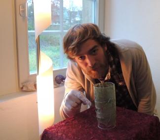 Florian Westphal, Praktikant in der Restaurierungswerkstatt der LWL-Archäologie für Westfalen, mit dem von ihm restaurierten Glas von der Werburg in Spenge. <br>Foto: LWL/Verweyen)