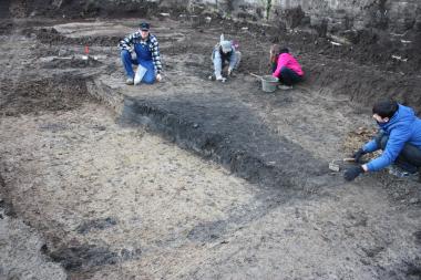 Mitarbeiter der Stadtarchäologie legen das 1000 Jahre alte Grubenhaus frei. <br>Foto: LWL/Spiong