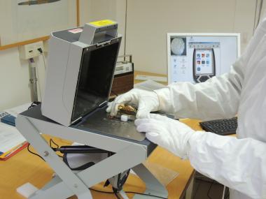 Der Knauf des Ringschwertes bei der Röntgenfluoreszensanalyse in der Restaurierungswerkstatt der LWL-Archäologie für Westfalen. <br>Foto: LWL/Verweyen