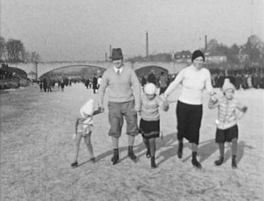 Der Film zeigt viele alltägliche Szenen wie zum Beispiel das Schlittschuhlaufen auf der Ems in den 1930er Jahren. <br>Repro: LWL