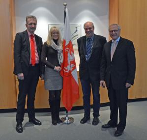 Der neue Vorsitzende der Geographischen Kommission für Westfalen, Prof. Dr. Karl-Heinz Otto (2.v.r.) wurde vom LWL-Direktor Dr. Wolfgang Kirsch (r.) herzlich begrüßt, mit dabei Dr. Rudolf Grothues (l.), Geschäftsführer der Kommission, und die LWL-Kulturdezernentin Dr. Barbara Rüschoff-Thale. <br>Foto: LWL/Leetz