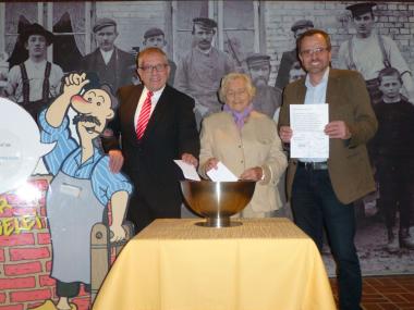 Henry Schmidtpott (l.), Irmgard Eberhard (Mitte) und Klaus Landrock (r.) bei der Auslosung der Gewinner. <br>Foto: LWL
