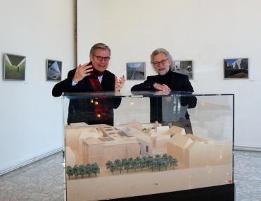 Dr. Ulrich Peters (r.), Theater Münster, und Dr. Hermann Arnhold, LWL-Museum für Kunst und Kultur, am Neubaumodell im Theater. <br>Foto: LWL