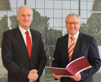 In Münster verabschiedete LWL-Direktor Dr. Wolfgang Kirsch (r.) Ullrich in den bevorstehenden Ruhestand.<br>Foto: LWL