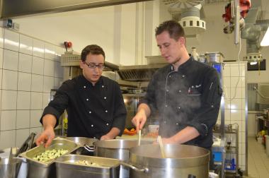 Chefkoch David Esser (rechts) hilft Mohamed Zamantouti bei der Zubereitung einer Suppe. <br>Foto: LWL/Hötte