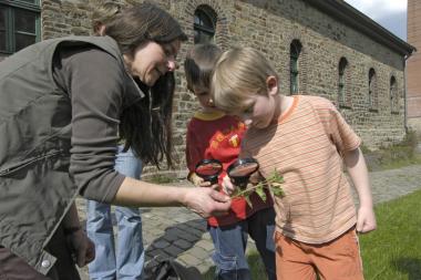 Geographin Birgit Ehses erforscht mit Kindern die Natur rund um das LWL-Industriemuseum. <br>Foto: LWL/Hudemann