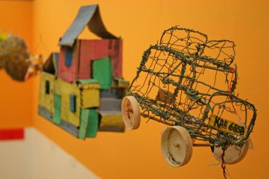 Ein selbstgefertigtes Drahtauto, das in der Ausstellung zu sehen ist. <br>Foto: LWL