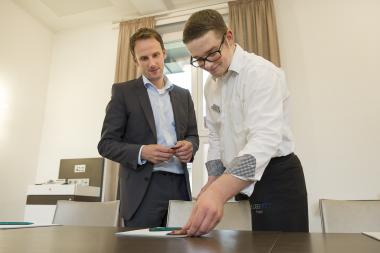 Mit Präzision zum Wohlfühlen: Igor Hamm und Hotelchef Timo Witt (li.) beim Eindecken eines Konferenzraums.<br>Foto: LWL/Arendt 