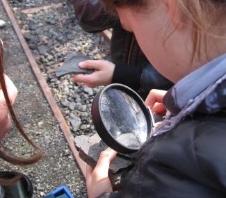 Unter der Lupe kann man die Struktur der Steine genau sehen ¿ manchmal  kommen auch fossile Spuren zu Tage. <br>Foto: LWL/Ehses